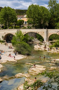 Saint-Laurent-le-Minier yakınlarındaki Vis şelalesinde yıkanır.