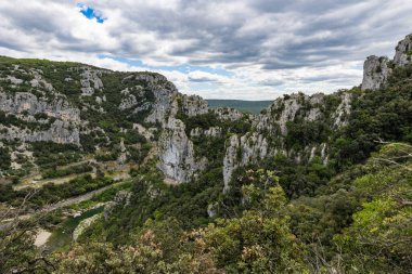 Mont Agones 'dan Herault Gorges' un kayalıkları