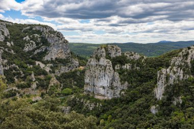 Mont Agones 'dan Herault Gorges' un kayalıkları