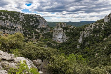 Mont Agones 'dan Herault Gorges' un kayalıkları