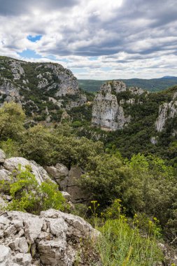 Mont Agones 'dan Herault Gorges' un kayalıkları