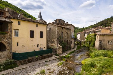 Crenze nehrinin çevresindeki Saint-Laurent-le-Minier köyü.