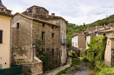 Crenze nehrinin çevresindeki Saint-Laurent-le-Minier köyü.