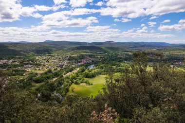 Saint-Bauzille-de-Putois adında küçük bir kasaba. Herault Vadisi 'nin girişinde. Saint-Micisse Haçı' ndan.