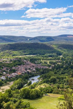 Saint-Bauzille-de-Putois adında küçük bir kasaba. Herault Vadisi 'nin girişinde. Saint-Micisse Haçı' ndan.
