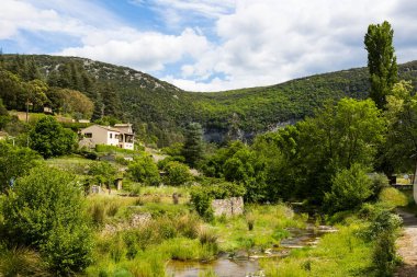 Saint-Laurent-le-Minier köyünün aşağısındaki küçük Crenze nehri