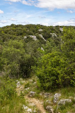 Mont Agones Saint-Micisse kavşağına doğru yürüyüş yapıyor.