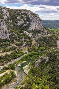 Herault Vadisi 'ni oluşturan kayalıklardan Herault nehri.