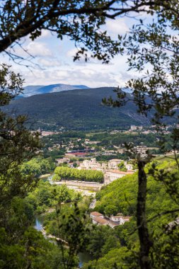 Ortaçağ 'ın Laroque köyü ve Herault Vadileri' nin kayalıklarından Ganj kasabası.