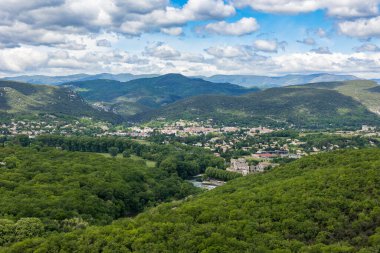 Ortaçağ 'ın Laroque köyü ve Herault Vadileri' nin kayalıklarından Ganj kasabası.
