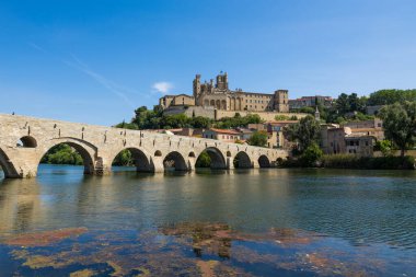 Beziers 'deki Saint-Nazaire Katedrali Orb Nehri üzerindeki Eski Köprü' ye bakıyor.