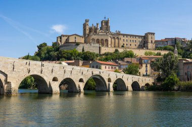 Beziers 'deki Saint-Nazaire Katedrali Orb Nehri üzerindeki Eski Köprü' ye bakıyor.