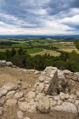 Ovanın üzerinden Haut-Languedoc dağlarına bak Enserune Oppidum 'un kalıntılarından