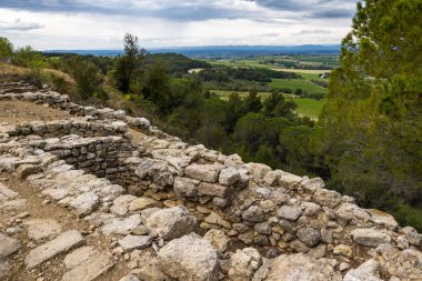 Ovanın üzerinden Haut-Languedoc dağlarına bak Enserune Oppidum 'un kalıntılarından