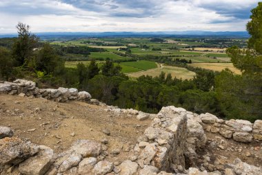 Ovanın üzerinden Haut-Languedoc dağlarına bak Enserune Oppidum 'un kalıntılarından