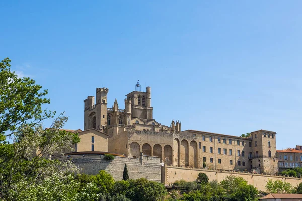 stock image Saint-Nazaire Cathedral in Bziers overlooking the Orb River from the banks