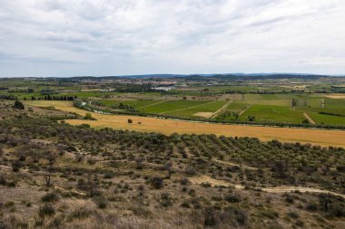 Canal du Midi, Enserune Tepesi 'nden Languedoc ovalarına doğru dönüyor.