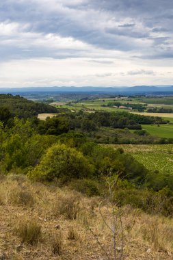Enserune tepesinden Haut-Languedoc dağlarına kadar ovanın üzerinden bak.