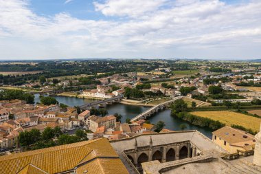 Beziers 'deki Saint-Nazaire Katedrali' nin çan kulesinden Orb Nehri ve Eski Köprüsü manzarası