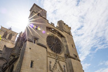 Beziers 'deki Saint-Nazaire Katedrali' nin ön cephesinde güneş ışığı altında