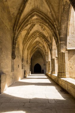 Beziers 'deki Saint-Nazaire Katedrali' nin manastırındaki sivri kemer galerisi güneş ışığıyla yıkandı.