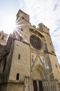 Beziers 'deki Saint-Nazaire Katedrali' nin ön cephesinde güneş ışığı altında