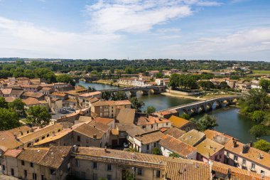 Beziers 'deki Saint-Nazaire Katedrali' nin ön cephesinden Orb Nehri ve Eski Köprüsü manzarası