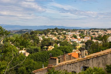 Beziers 'deki Saint-Nazaire Katedrali' nin eteğindeki Albigeois Meydanı 'nın yeşillikleriyle çevrili evler.