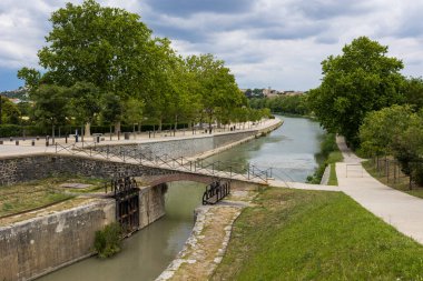 Fonseranes Beziers 'deki Canal du Midi' ye daha yakın.