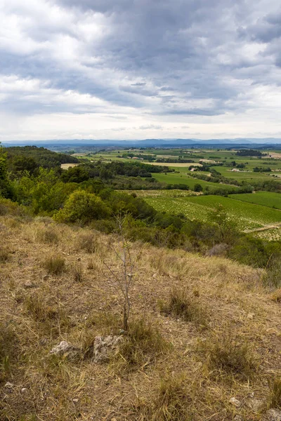 Enserune丘からHaut Languedoc山への平野を見下ろす — ストック写真