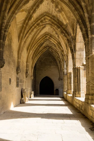 Beziers 'deki Saint-Nazaire Katedrali' nin manastırındaki sivri kemer galerisi güneş ışığıyla yıkandı.
