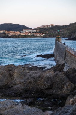 Fırtınalı havada Vermeille Sahili 'nin önündeki Collioure deniz feneri.