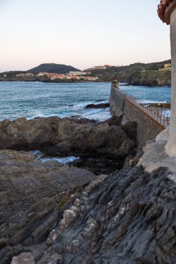 Fırtınalı havada Vermeille Sahili 'nin önündeki Collioure deniz feneri.