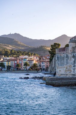 Collioure 'daki Port d' Avall plajının günbatımı manzarası