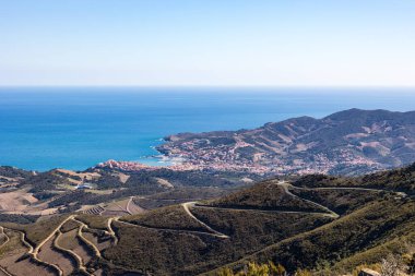 Alberes Dağları 'ndan Akdeniz kıyılarındaki Banyuls-sur-Mer ve Cte Vermeille Sahili manzarası