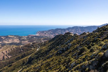 Alberes Dağları 'ndan Akdeniz kıyılarındaki Banyuls-sur-Mer ve Cte Vermeille Sahili manzarası