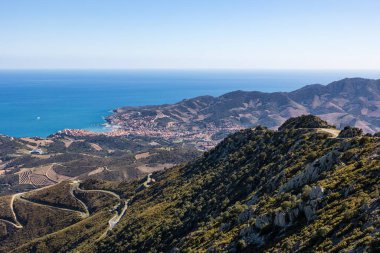 Alberes Dağları 'ndan Akdeniz kıyılarındaki Banyuls-sur-Mer ve Cte Vermeille Sahili manzarası