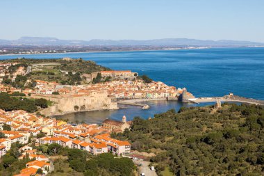 Akdeniz kıyılarındaki Collioure ve körfezinin manzarası