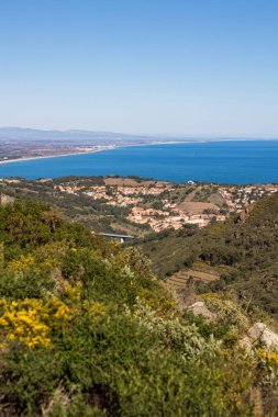 Akdeniz kıyılarındaki Collioure ve körfezi Alberes Dağları 'ndan görünüyor.