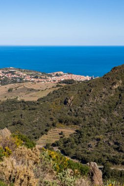 Akdeniz kıyılarındaki Collioure ve körfezi Alberes Dağları 'ndan görünüyor.