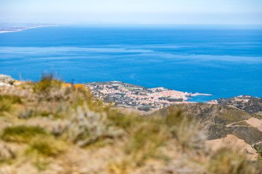 Akdeniz kıyılarındaki Collioure ve körfezi Alberes Dağları 'ndan görünüyor.