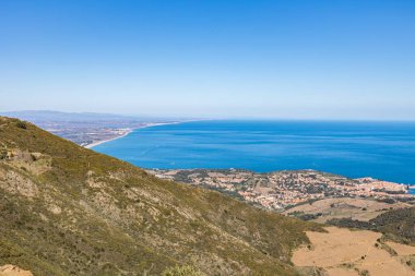 Collioure manzarası ve Argeles-sur-Mer sahilleri Alberes Dağları 'ndan Leucate' e kadar uzanır.