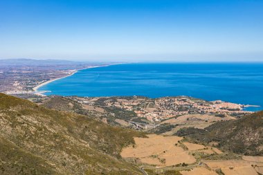 Collioure manzarası ve Argeles-sur-Mer sahilleri Alberes Dağları 'ndan Leucate' e kadar uzanır.