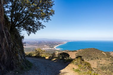 Collioure manzarası ve Argeles-sur-Mer sahilleri Alberes Dağları 'ndan Leucate' e kadar uzanır.