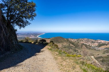 Collioure manzarası ve Argeles-sur-Mer sahilleri Alberes Dağları 'ndan Leucate' e kadar uzanır.