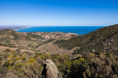 Collioure, Akdeniz kıyısındaki körfezi ve Alberes Dağları 'ndan Douy Viyadük manzarası.