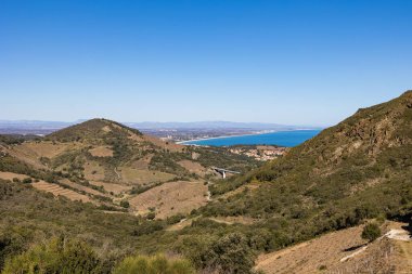 Collioure, Akdeniz kıyısındaki körfezi ve Alberes Dağları 'ndan Douy Viyadük manzarası.