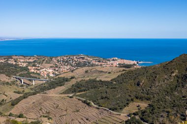 Collioure, Akdeniz kıyısındaki körfezi ve Alberes Dağları 'ndan Douy Viyadük manzarası.