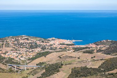 Collioure, Akdeniz kıyısındaki körfezi ve Alberes Dağları 'ndan Douy Viyadük manzarası.