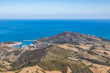 Deniz ve Port-Vendres şehrine hakim olan Fort Bear manzarası